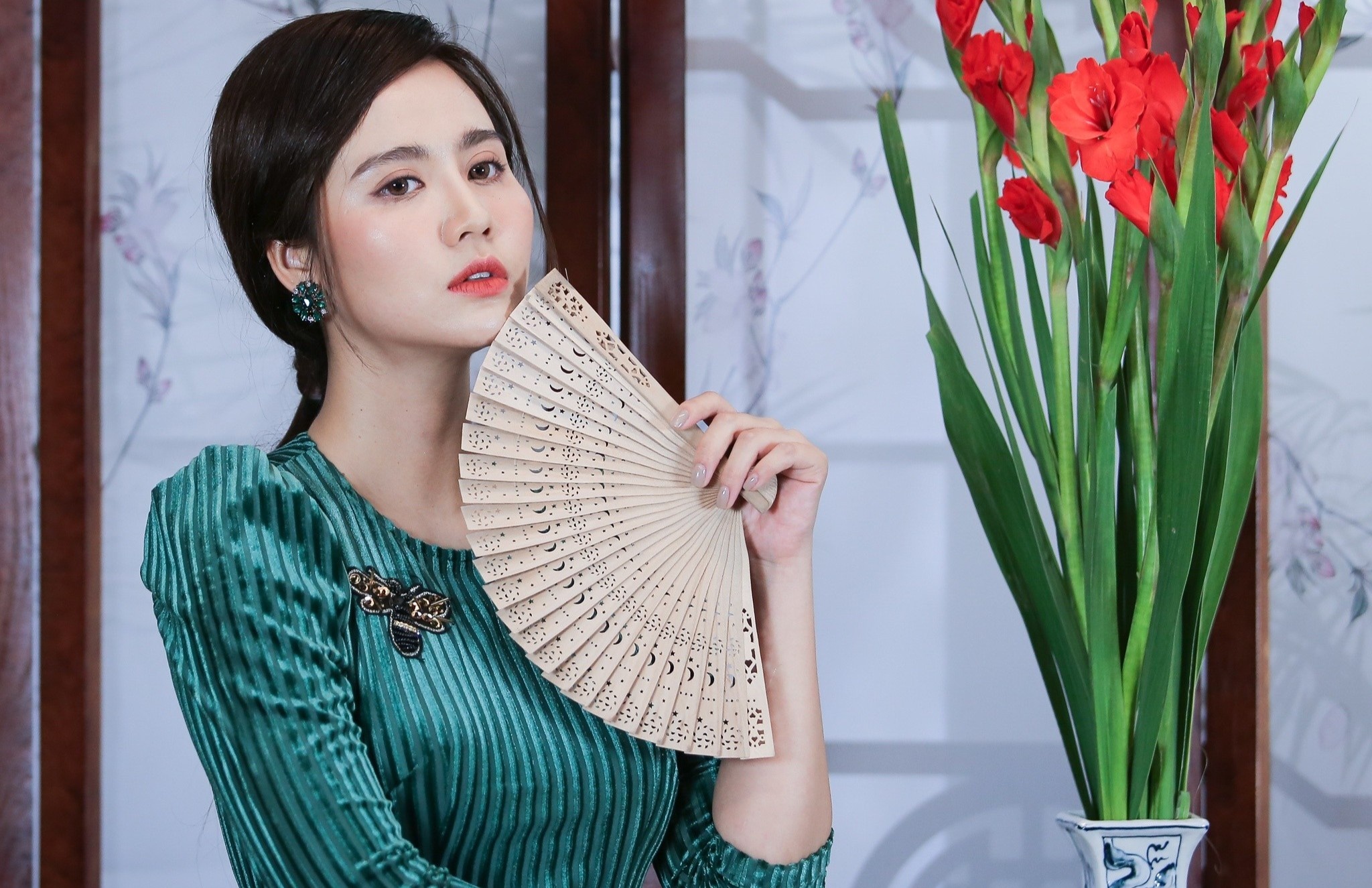 Huyen Lizzie sau ly hon: 'Minh noi loan cung chang sao' hinh anh