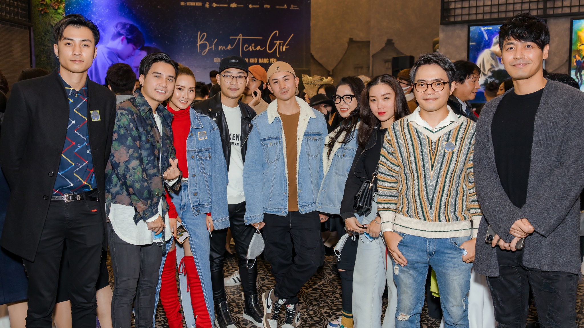 Sao Viet deo khau trang corona anh 5