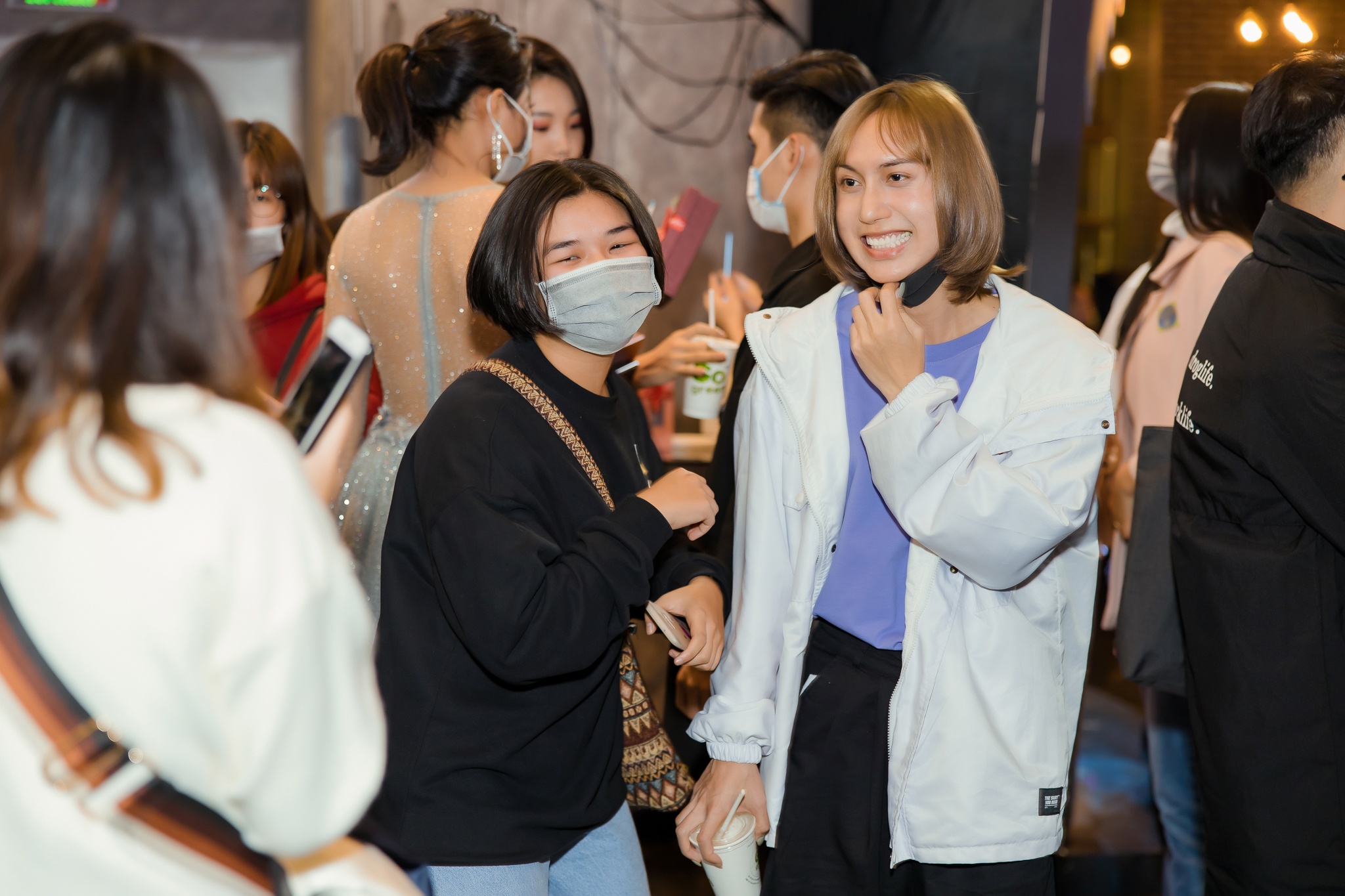 Sao Viet deo khau trang corona anh 4