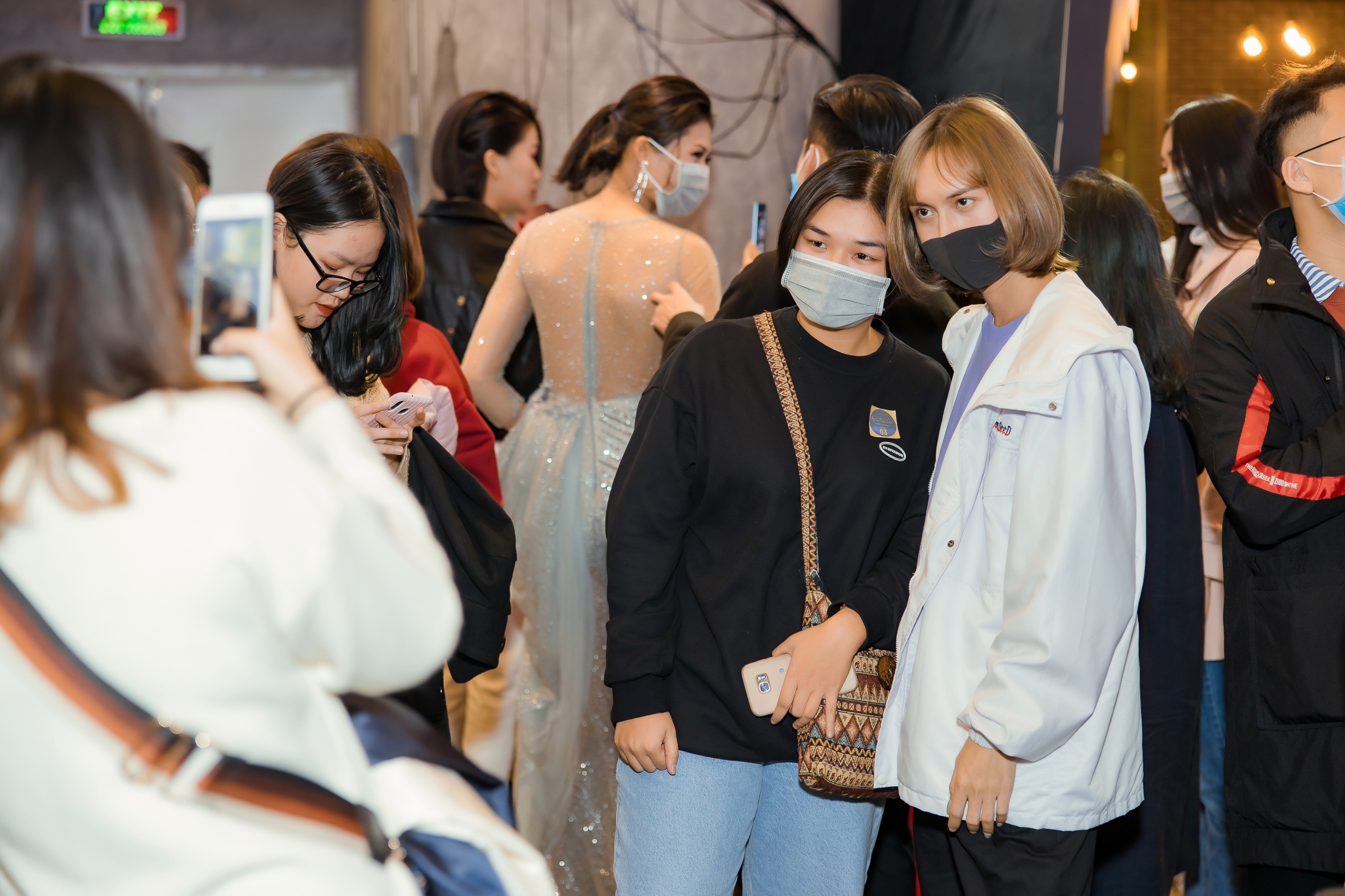 Sao Viet deo khau trang corona anh 3