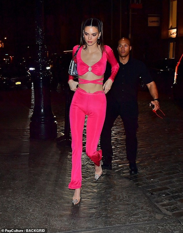 Kendall Jenner mac goi cam anh 2