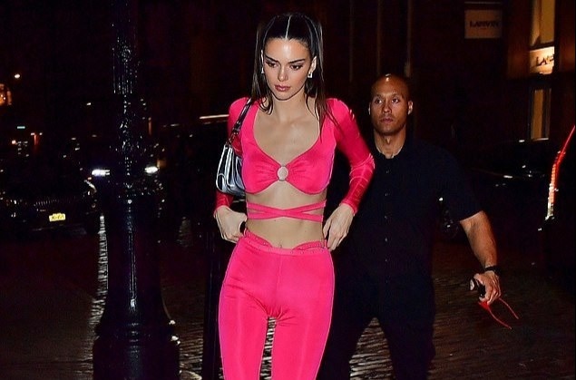 Kendall Jenner khoe than hinh khong chut mo thua voi set do sen sam hinh anh