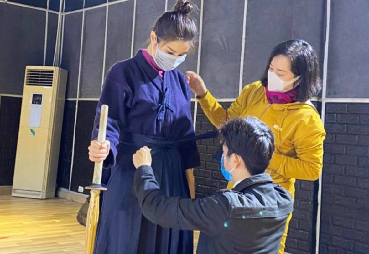 Diem My 9X hoc dau kiem o hau truong phim hinh anh