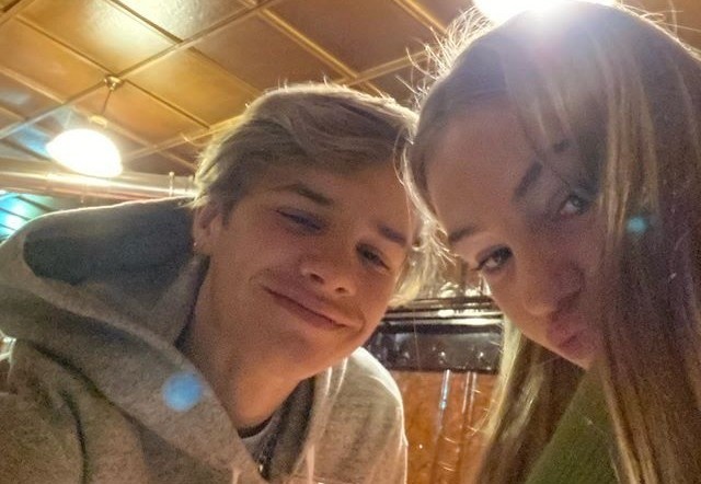 Con trai David Beckham dang anh tinh tu ben ban gai hinh anh