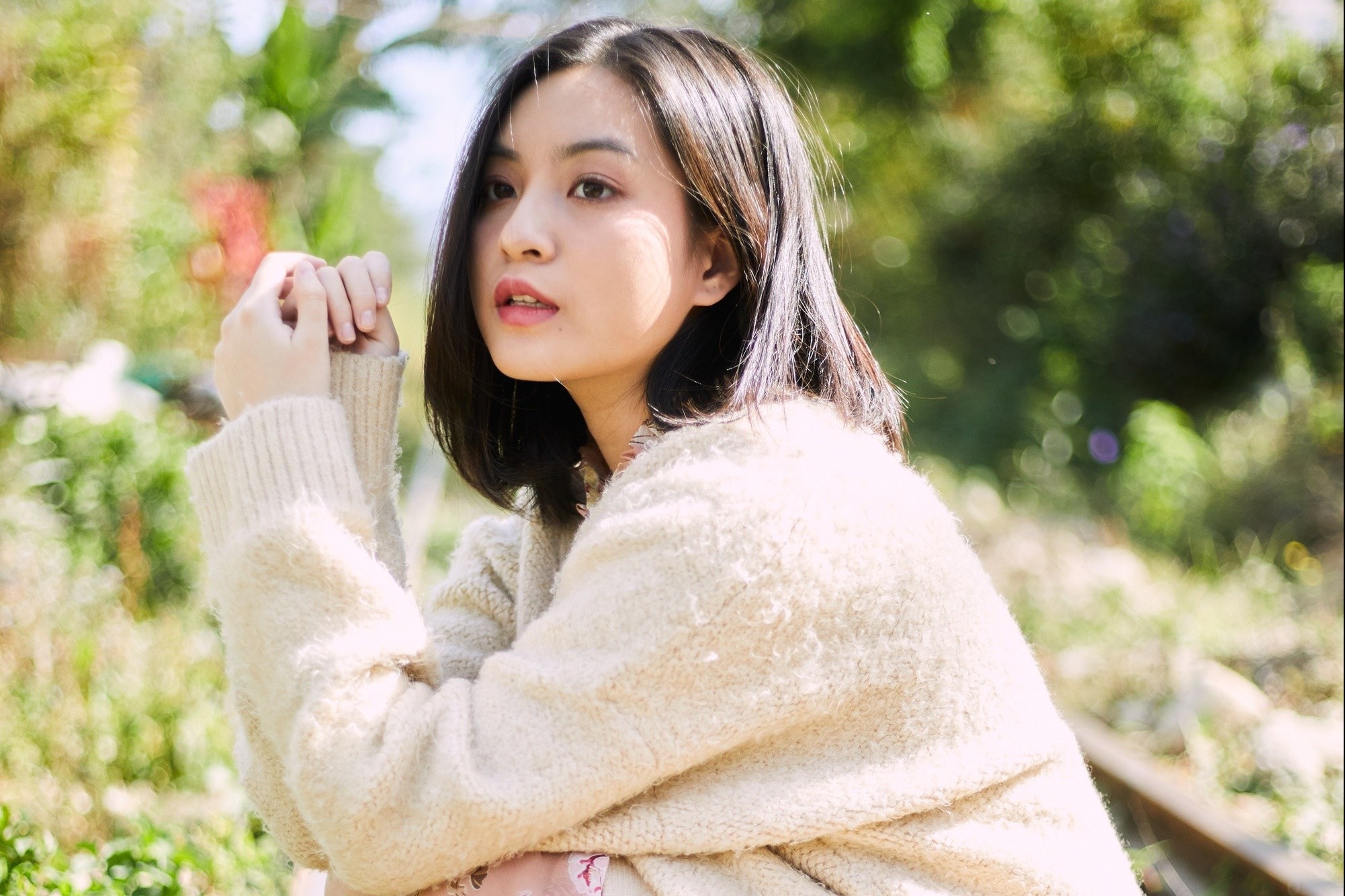 Nhan sac hot girl 'Mat biec' trong lan dau dong MV hinh anh