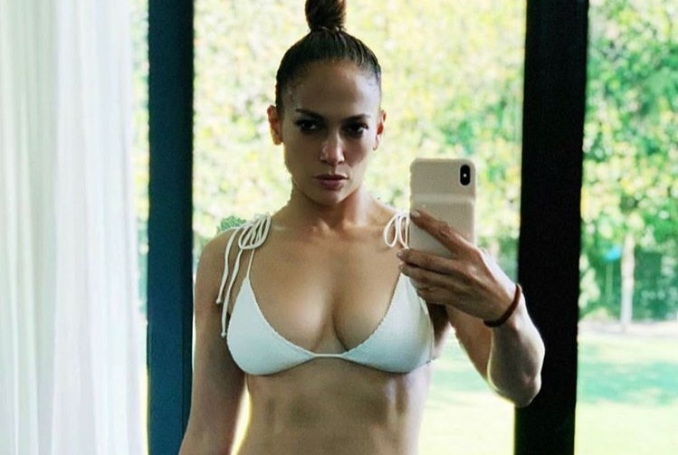 Voc dang goi cam cua Jennifer Lopez o tuoi 50 hinh anh