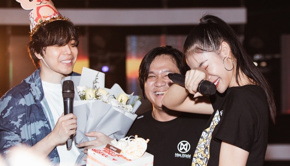 A hau Kieu Loan khoc khi duoc Trinh Thang Binh tang banh kem hinh anh