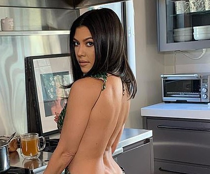 Chi gai Kim Kardashian bi chi trich mac vay ho lung phan cam hinh anh