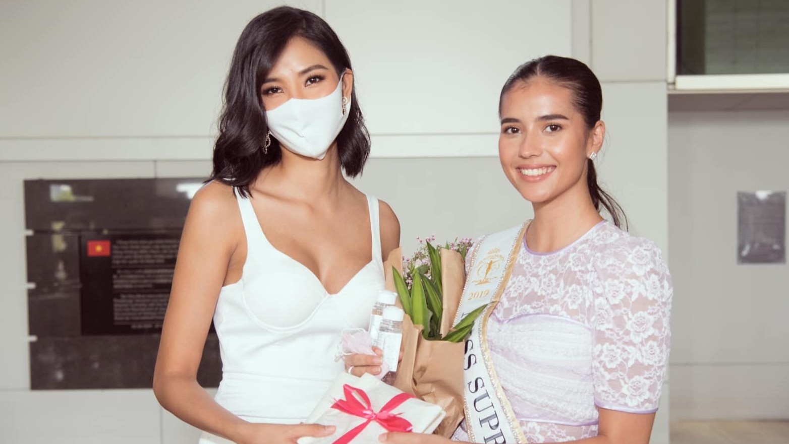 Hoang Thuy tang khau trang cho Hoa hau Sieu quoc gia 2019 hinh anh