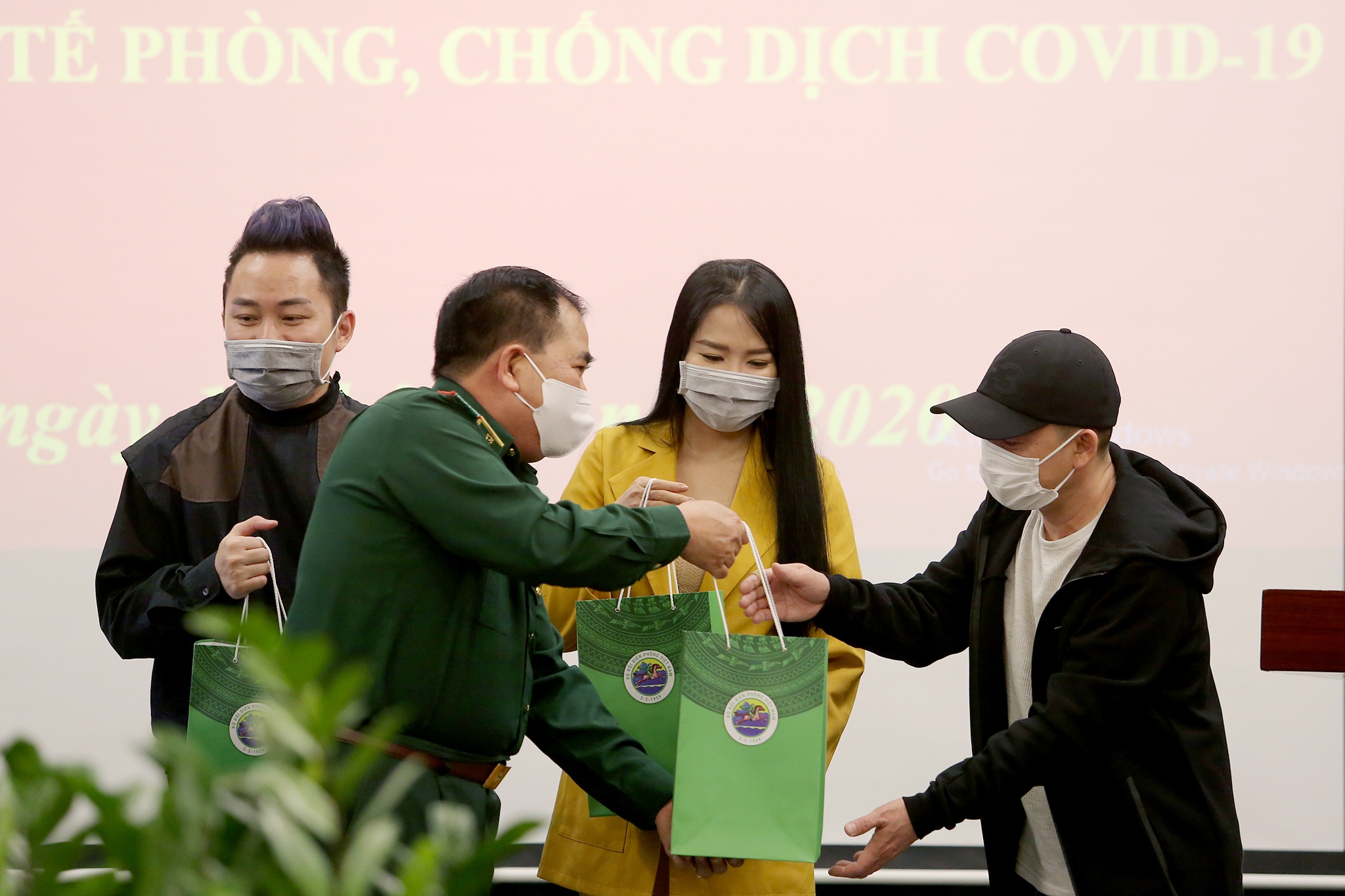 Tung Duong quyen gop chong dich anh 8