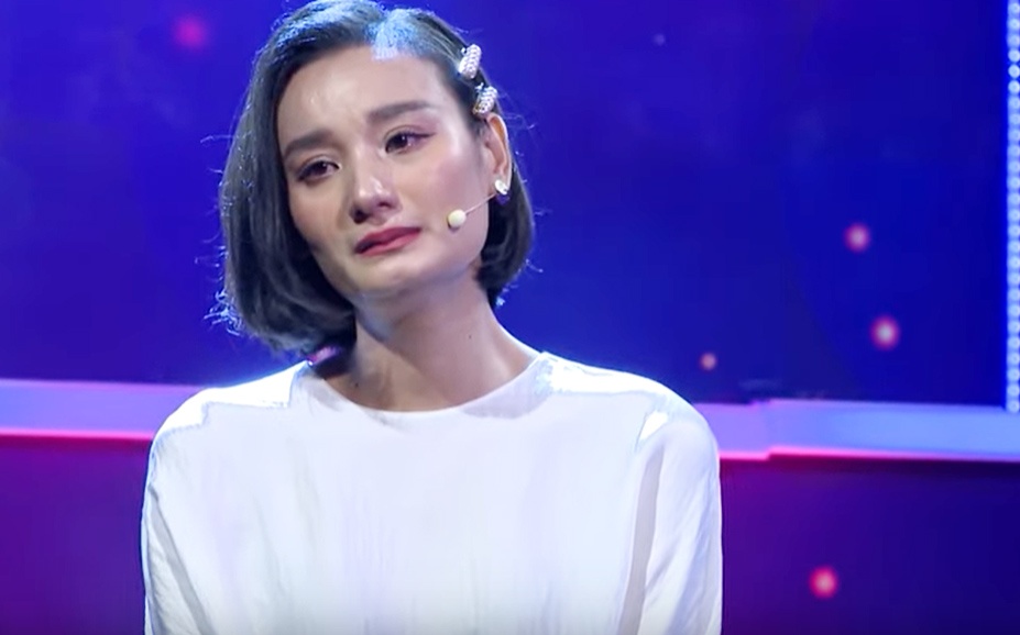 Le Thuy khoc khi noi loi xin loi chong hinh anh