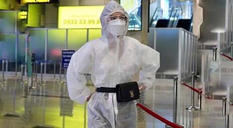 Chi Pu trum trang phuc bao ho khi di may bay hinh anh