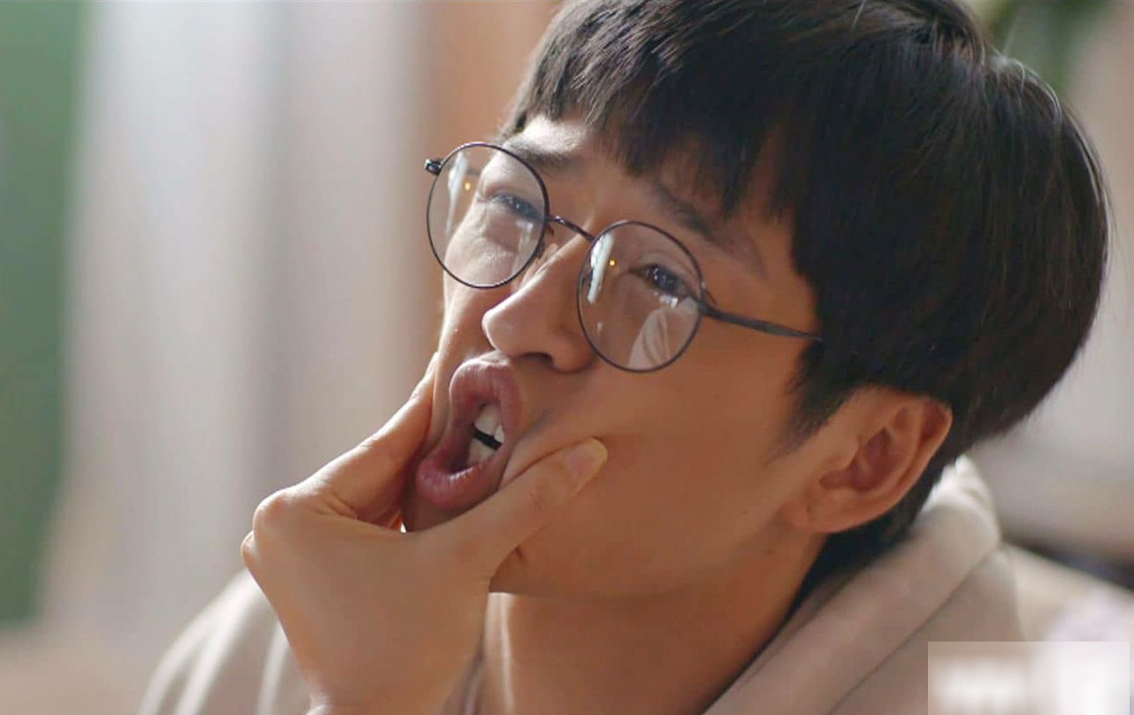 Ngan 'Mat biec' thay doi the nao khi dien hai? hinh anh