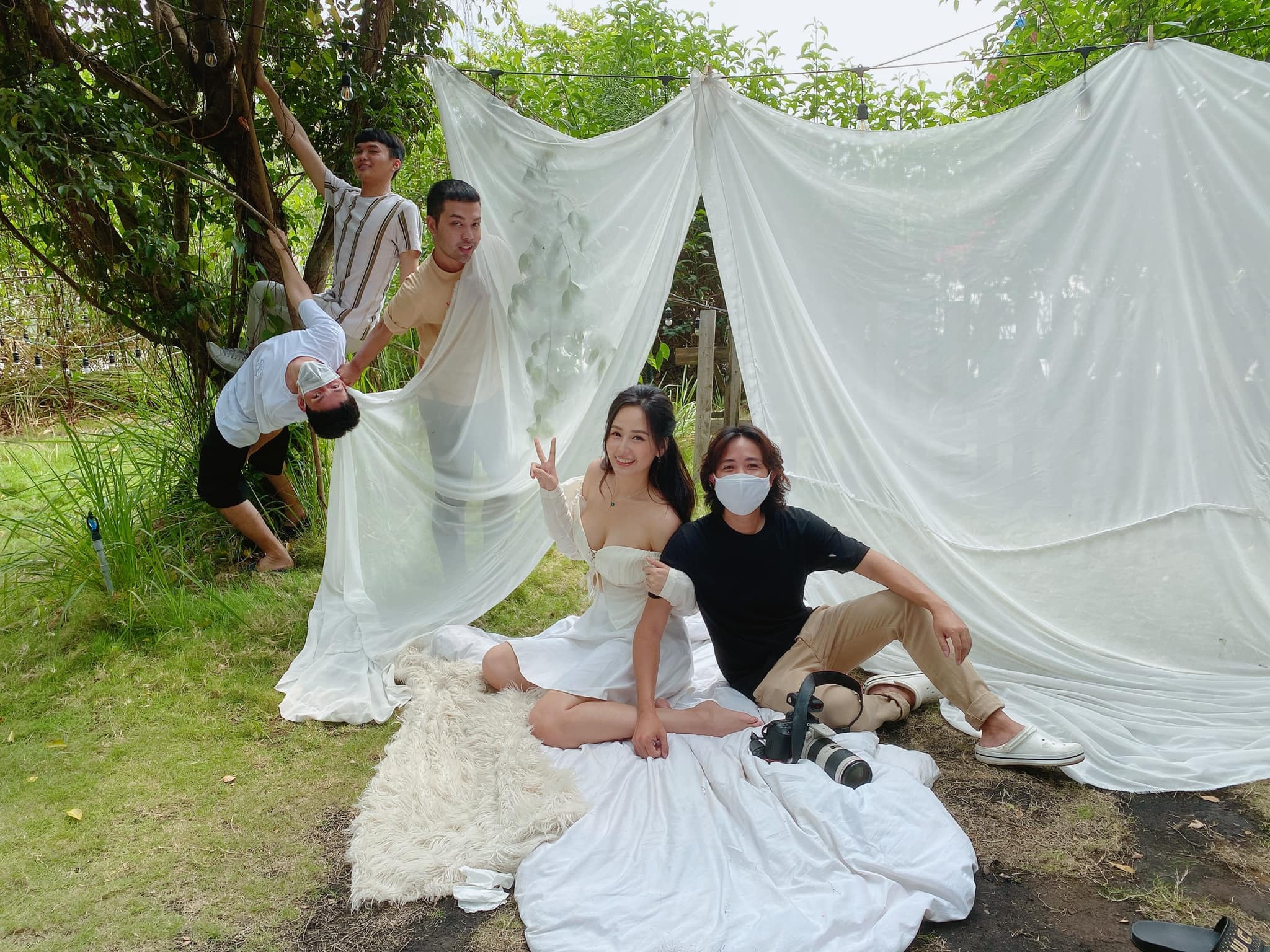 Sao Viet lam gi mua dich anh 3