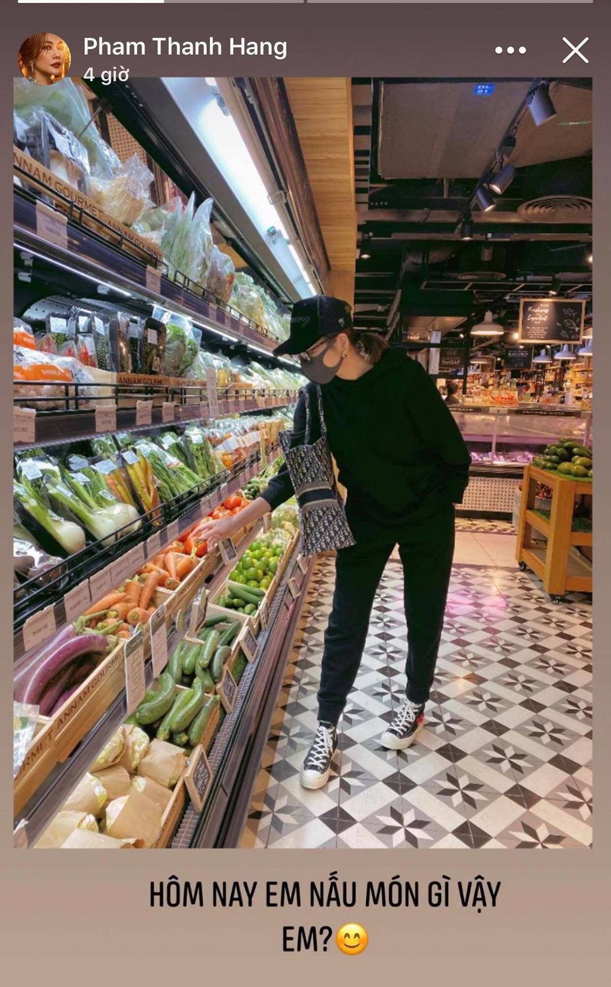 Sao Viet lam gi mua dich anh 4