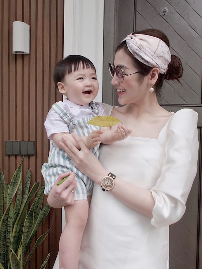 Sao Viet lam gi mua dich anh 8