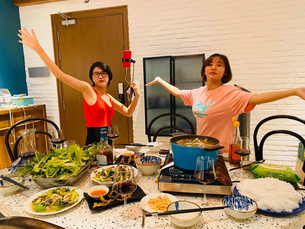 Sao Viet lam gi mua dich anh 5