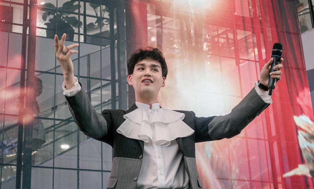 Ca khuc mua dich Trung Quan anh 1