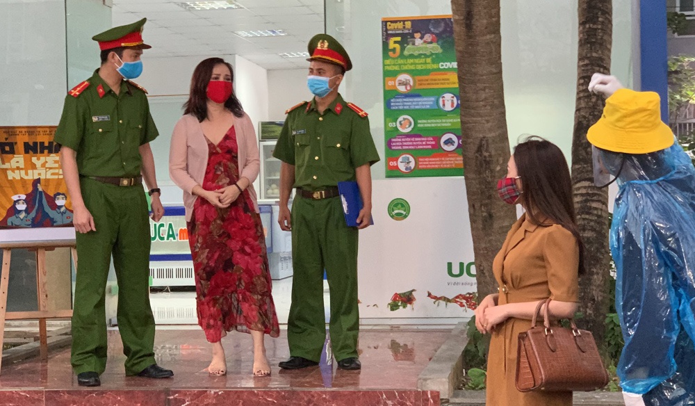 Ve nha di con mua Covid anh 1