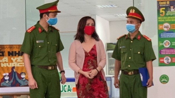 Co Xuyen bi bat vi tung tin nham ve Covid-19 o 'Nhung ngay khong quen' hinh anh