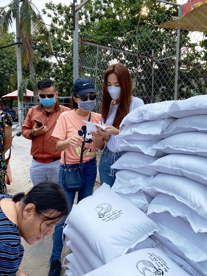 Minh Hang phat gao mua dich anh 1