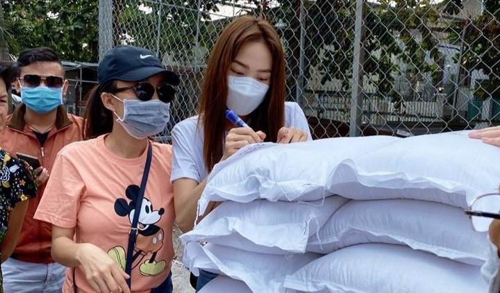 Minh Hang phat gao cho nguoi dan mua dich hinh anh