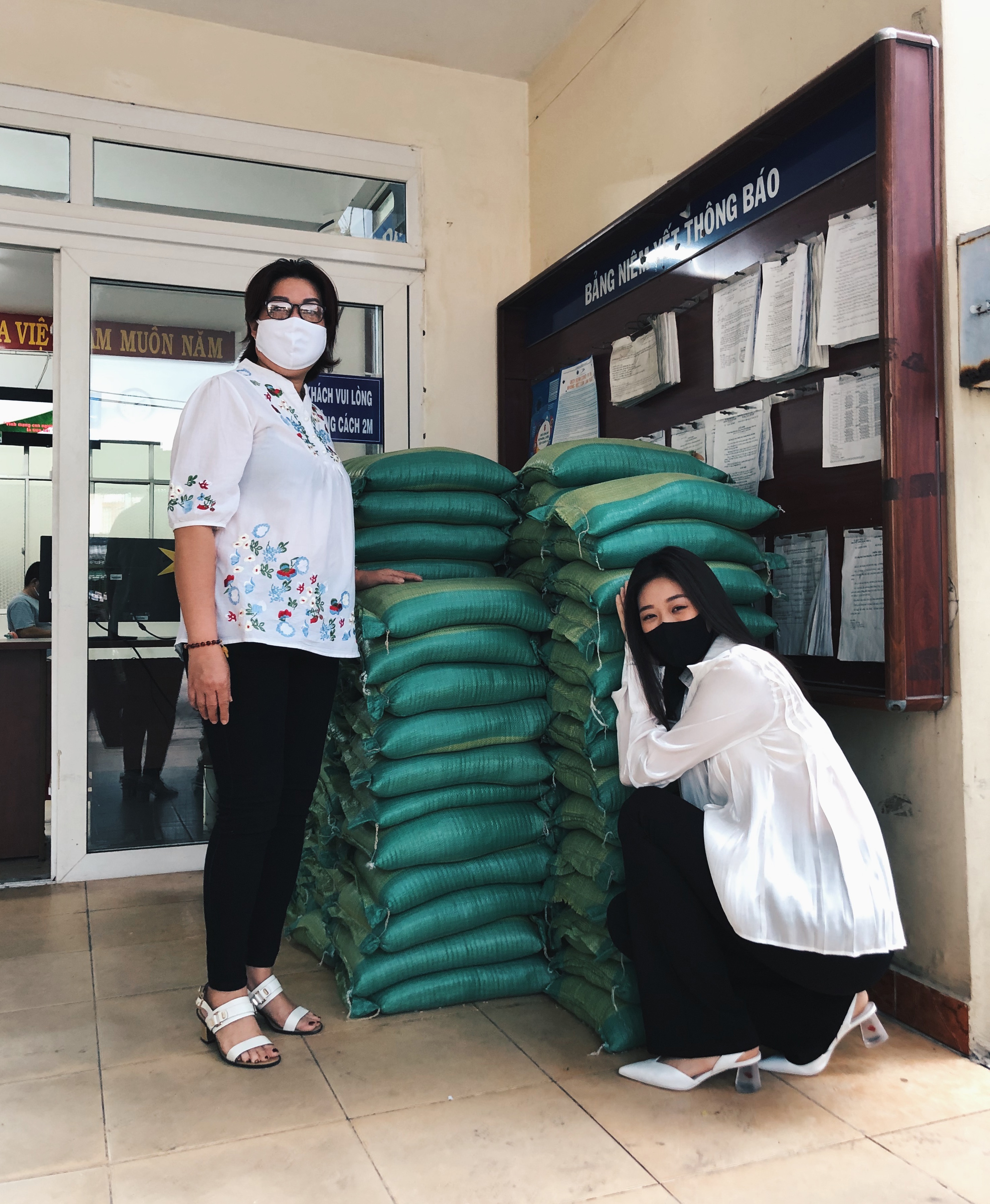 Hoa hau Khanh Van trao 2 tan gao anh 1