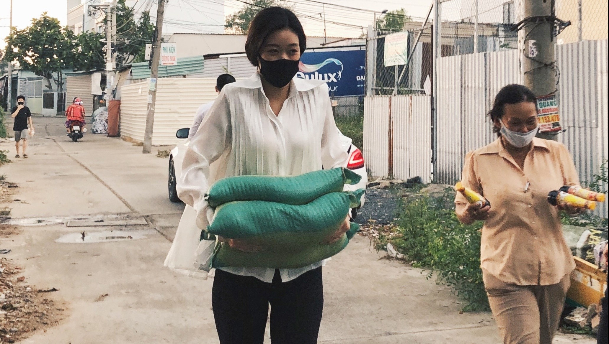 Hoa hau Khanh Van trao tang 2 tan gao cho nguoi ngheo hinh anh