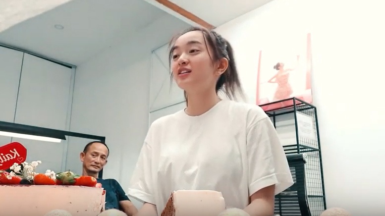 Kaity Nguyen mac gian di trong tiec sinh nhat hinh anh