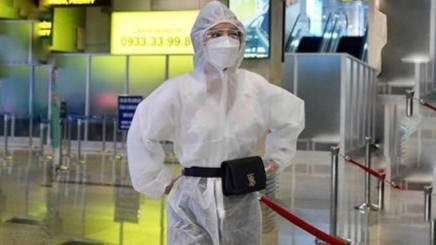 Chi Pu xep hang o san bay de lay mau xet nghiem Covid-19 hinh anh