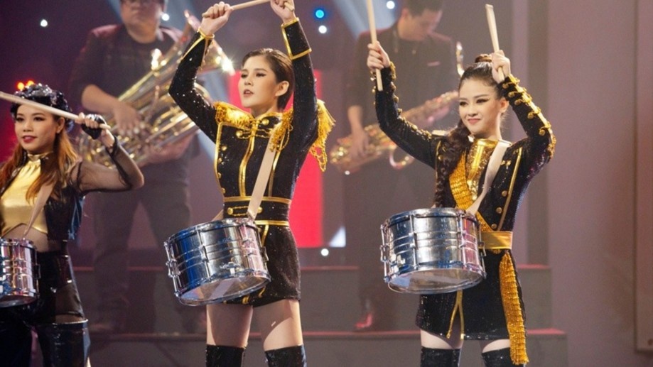 MC the thao Thu Hoai len ngoi quan quan Troi sinh mot cap hinh anh