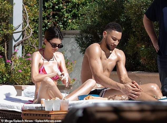 Kendall Jenner hen ho sao bong ro anh 2