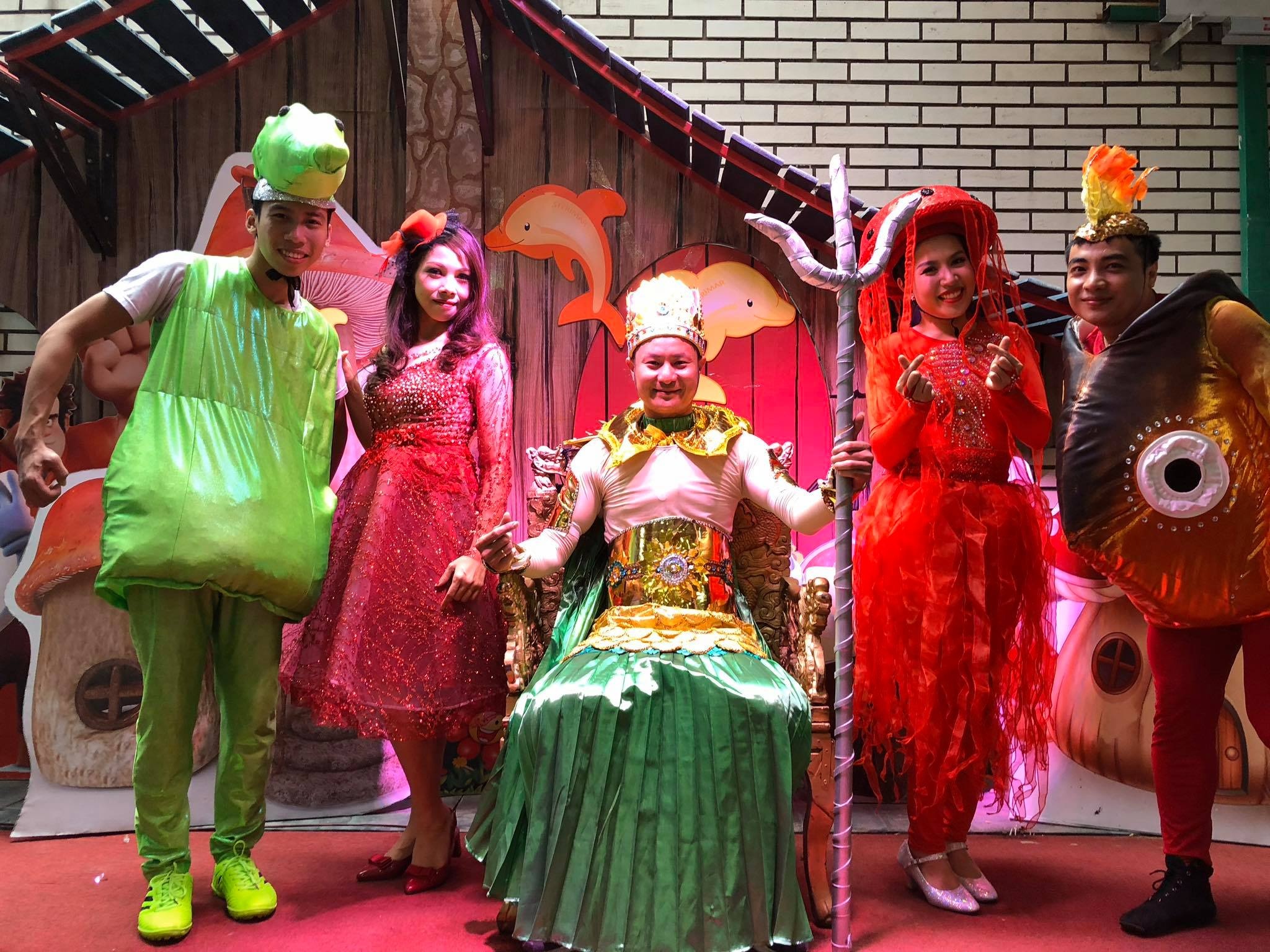 San khau mo cua NSUT Chi Trung anh 1