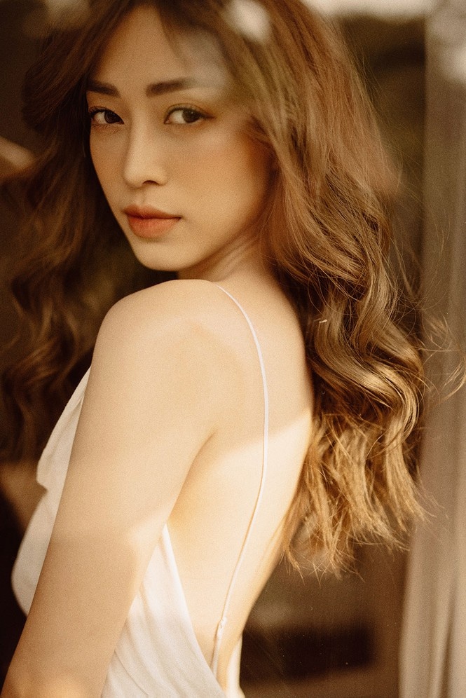 A hau Phuong Nga doc sach anh 2