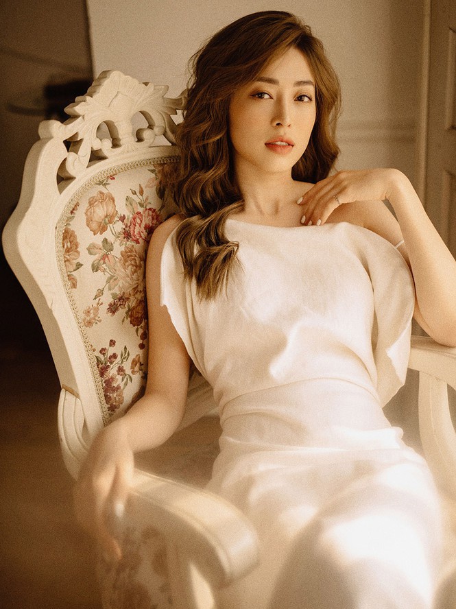 A hau Phuong Nga doc sach anh 1