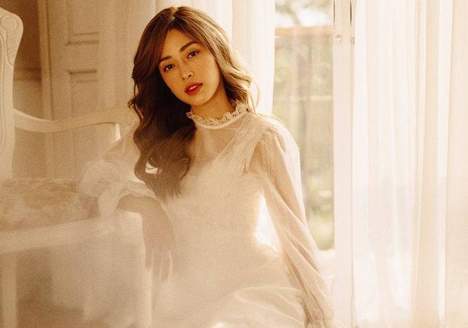 A hau Phuong Nga doc sach anh 3