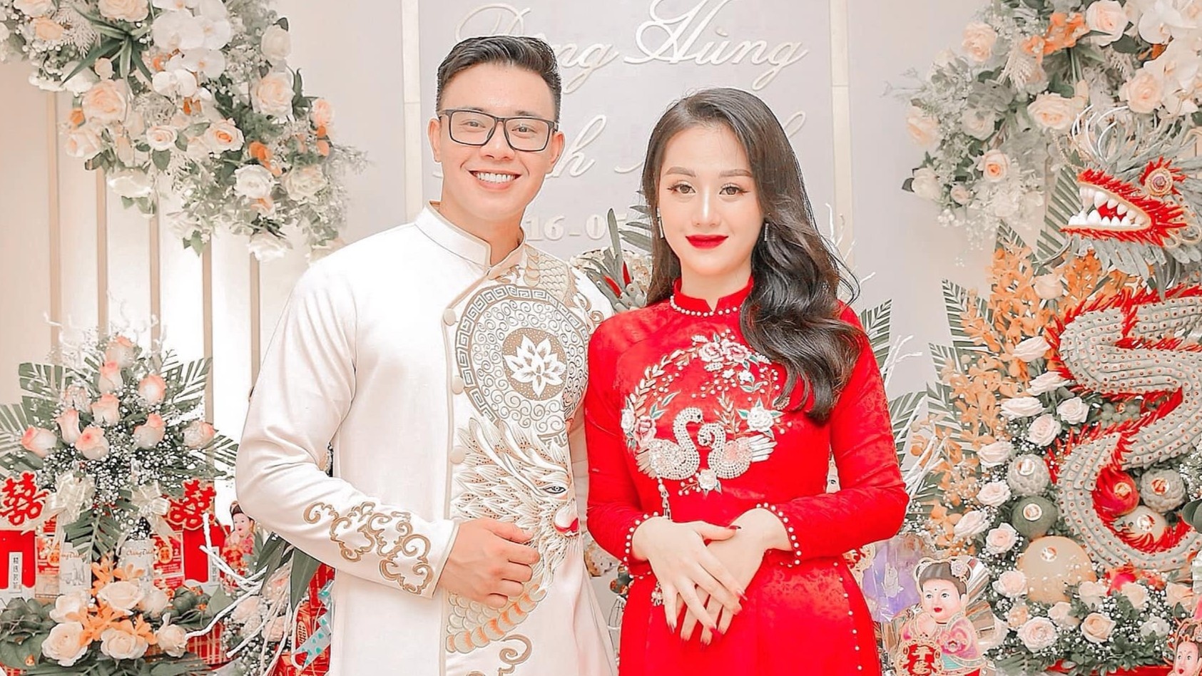 Ca si Dong Hung va ban gai to chuc le an hoi hinh anh