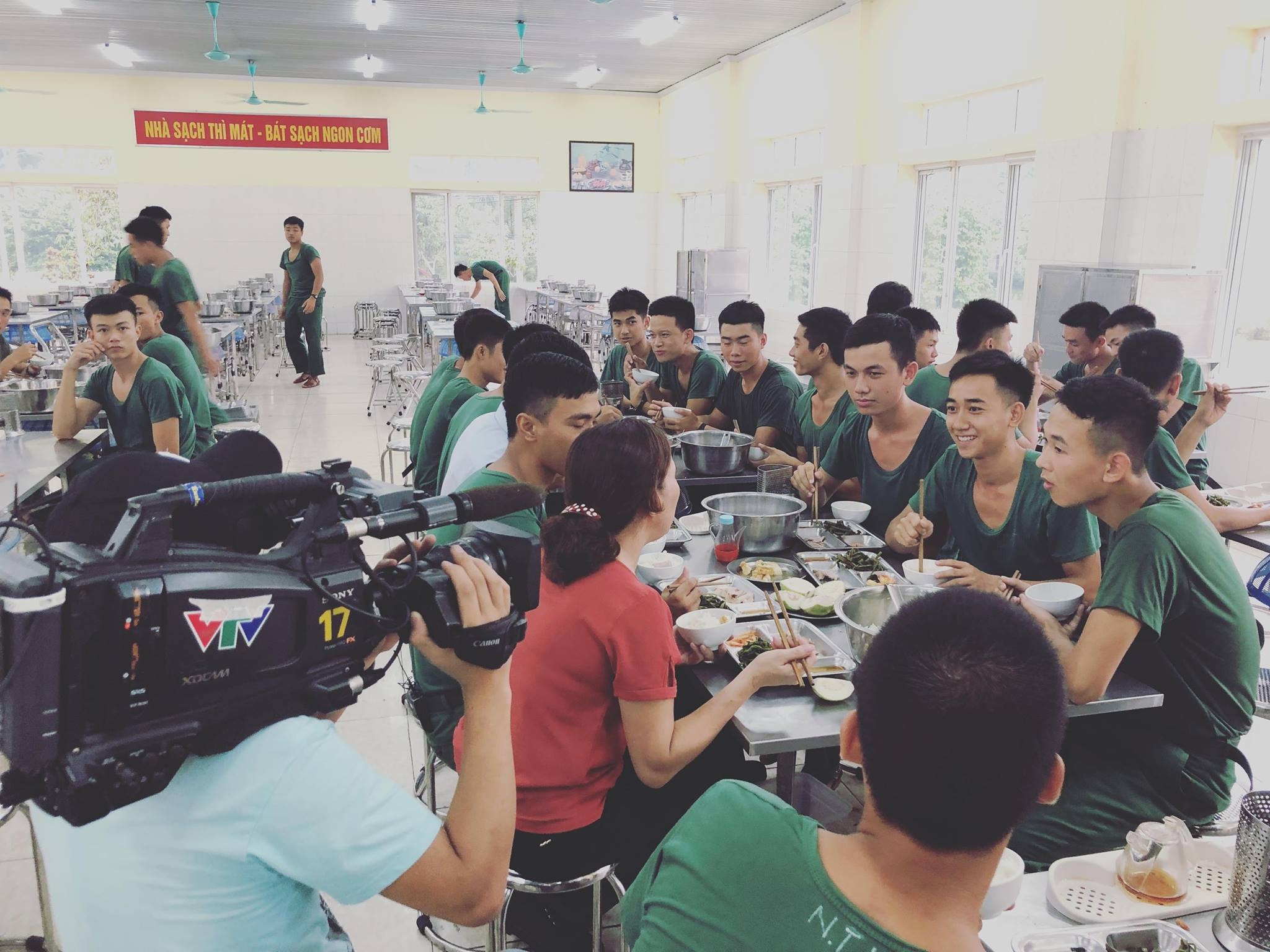 MC Hoang Linh Chung toi la chien si anh 9