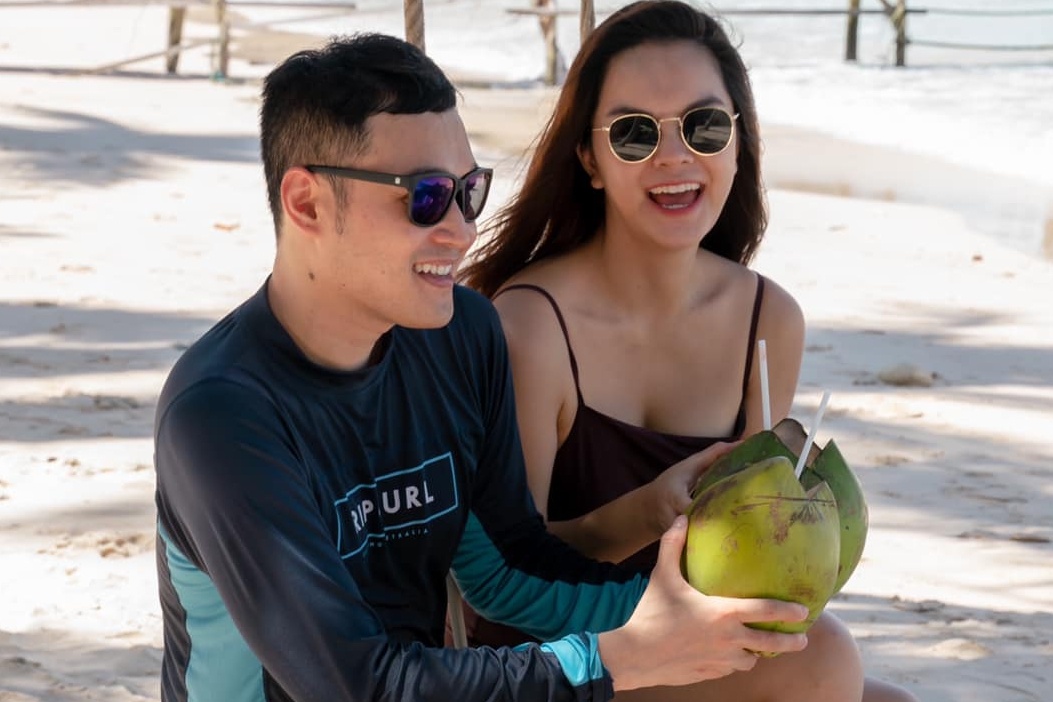 Quang Vinh xin loi sau khi bi chi trich vi ngoi len san ho o Phu Quoc hinh anh