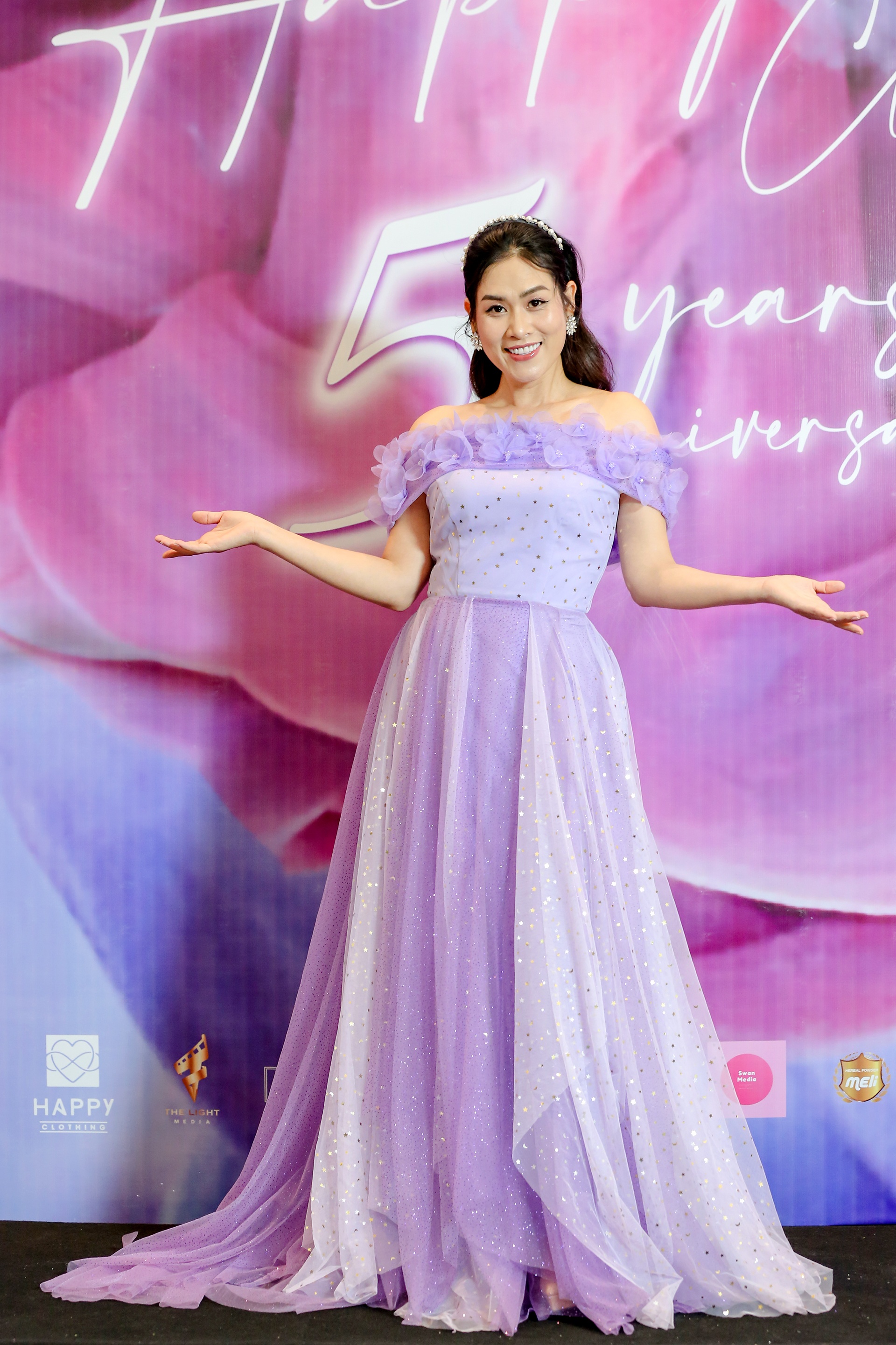 BTV Thoi su Hoai Anh dien thoi trang anh 3