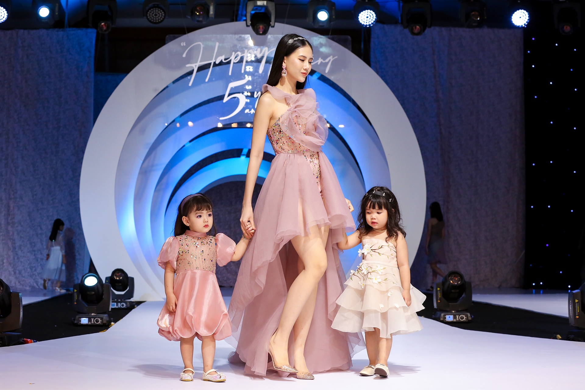 BTV Thoi su Hoai Anh dien thoi trang anh 10