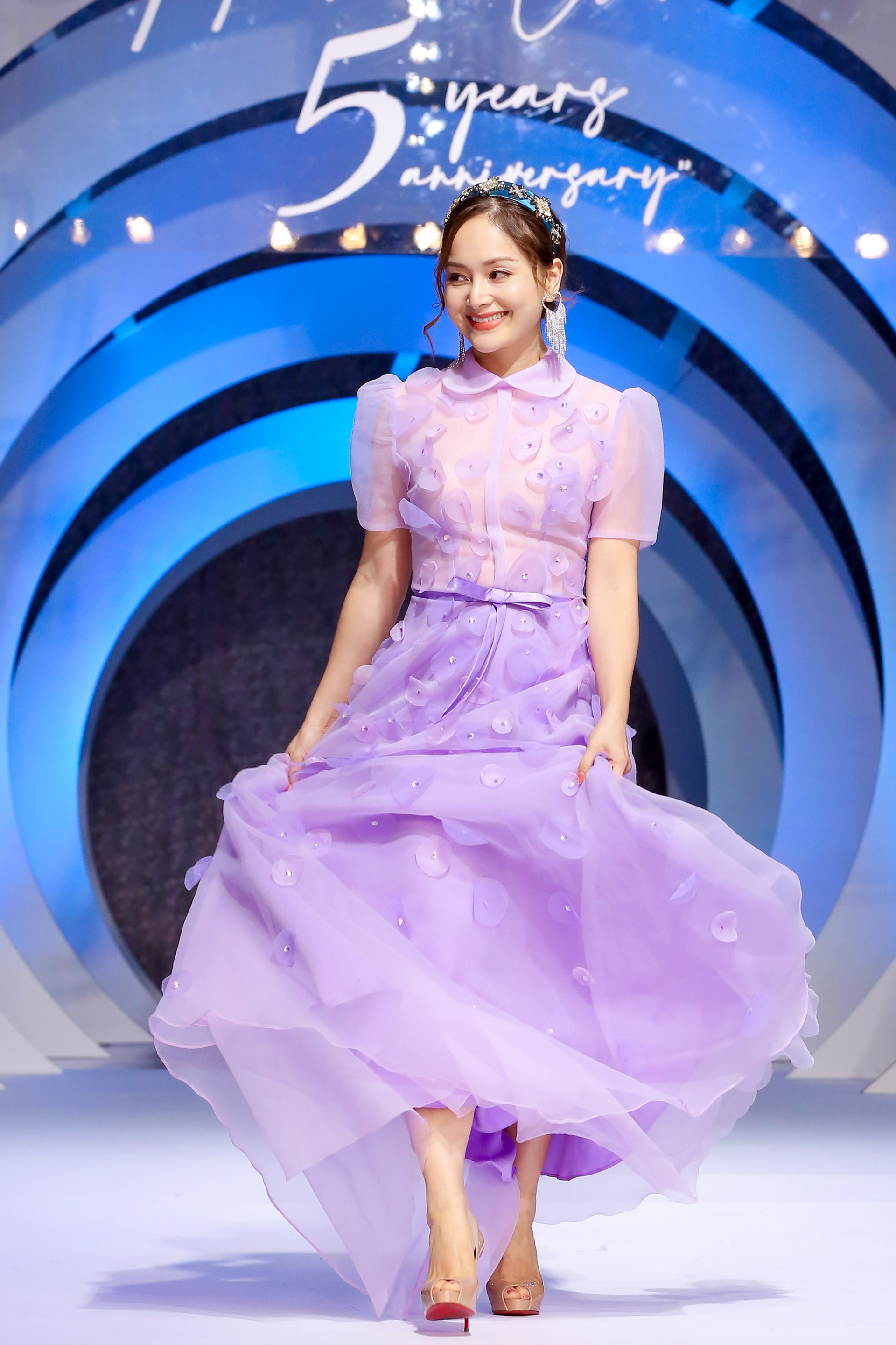 BTV Thoi su Hoai Anh dien thoi trang anh 8