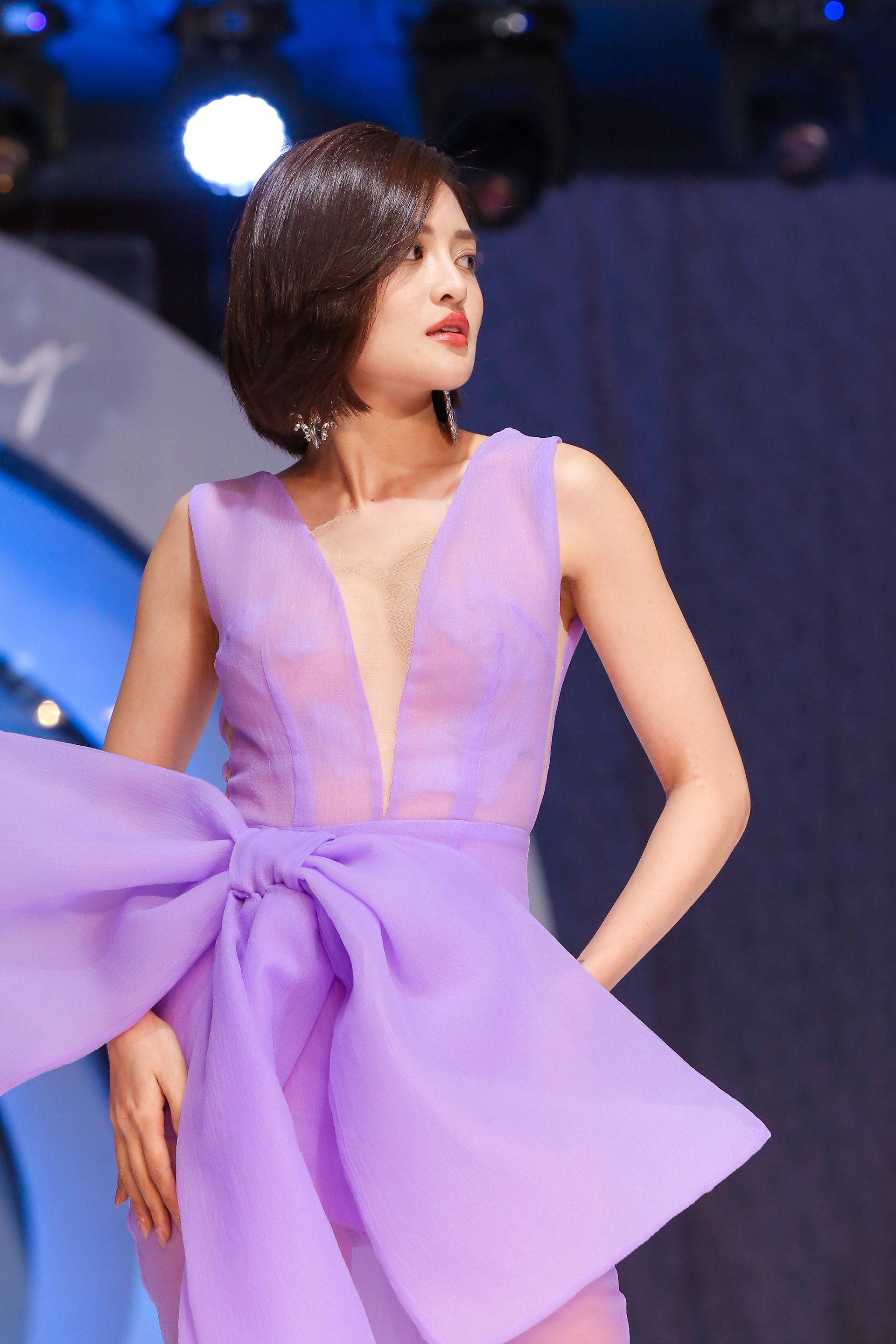 BTV Thoi su Hoai Anh dien thoi trang anh 9