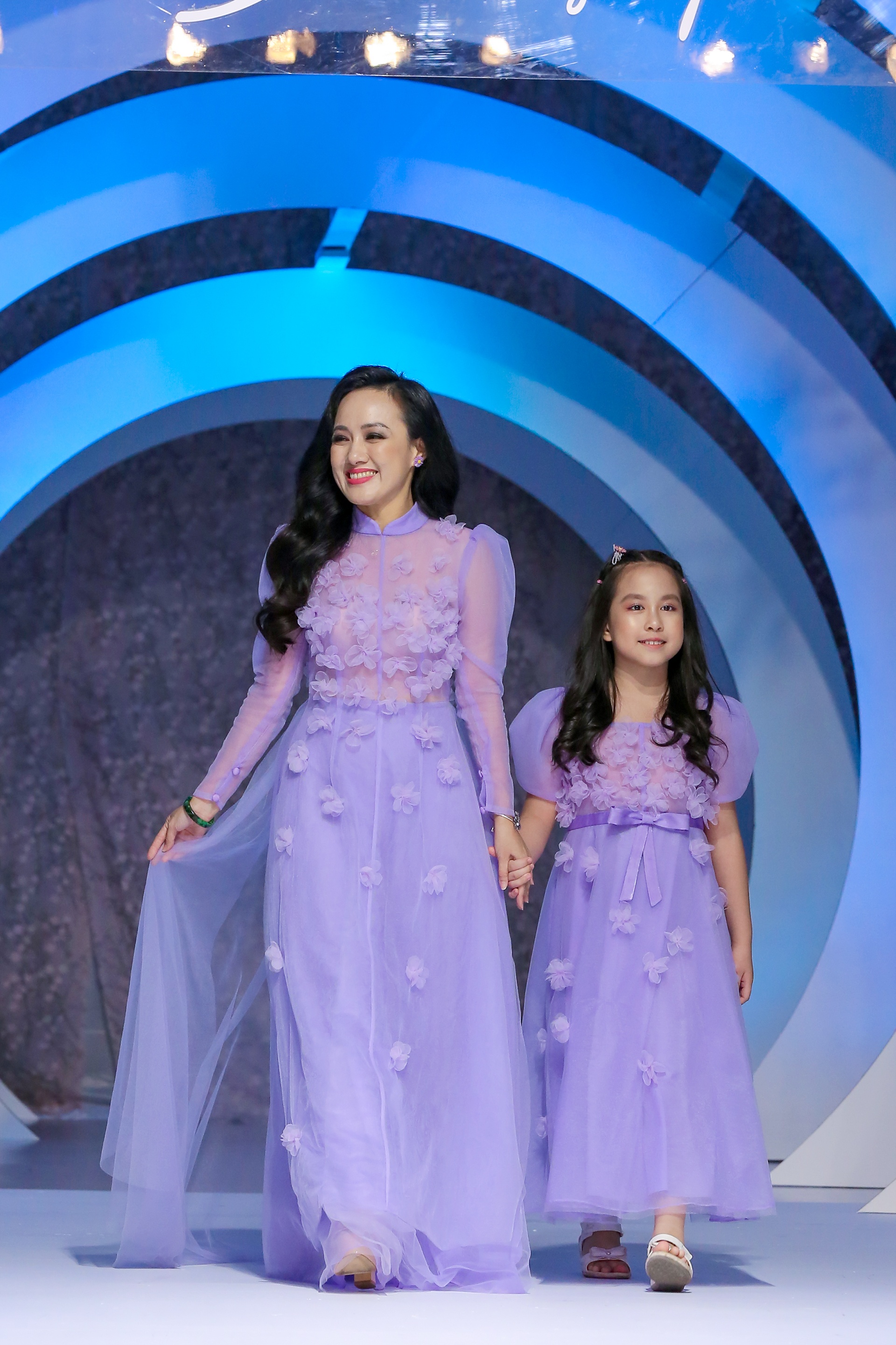 BTV Thoi su Hoai Anh dien thoi trang anh 6