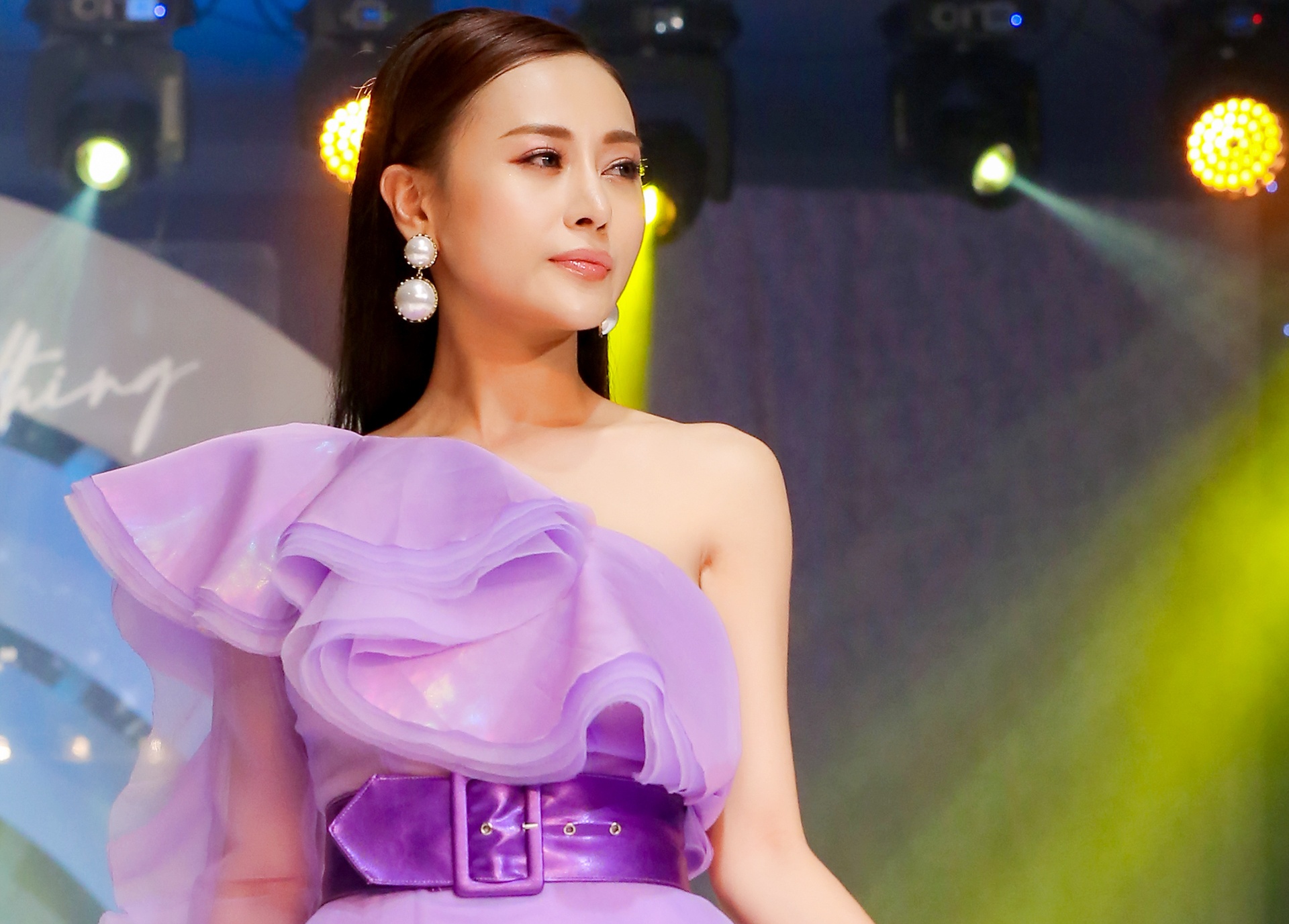 Man catwalk cua dan dien vien phim truyen hinh hinh anh