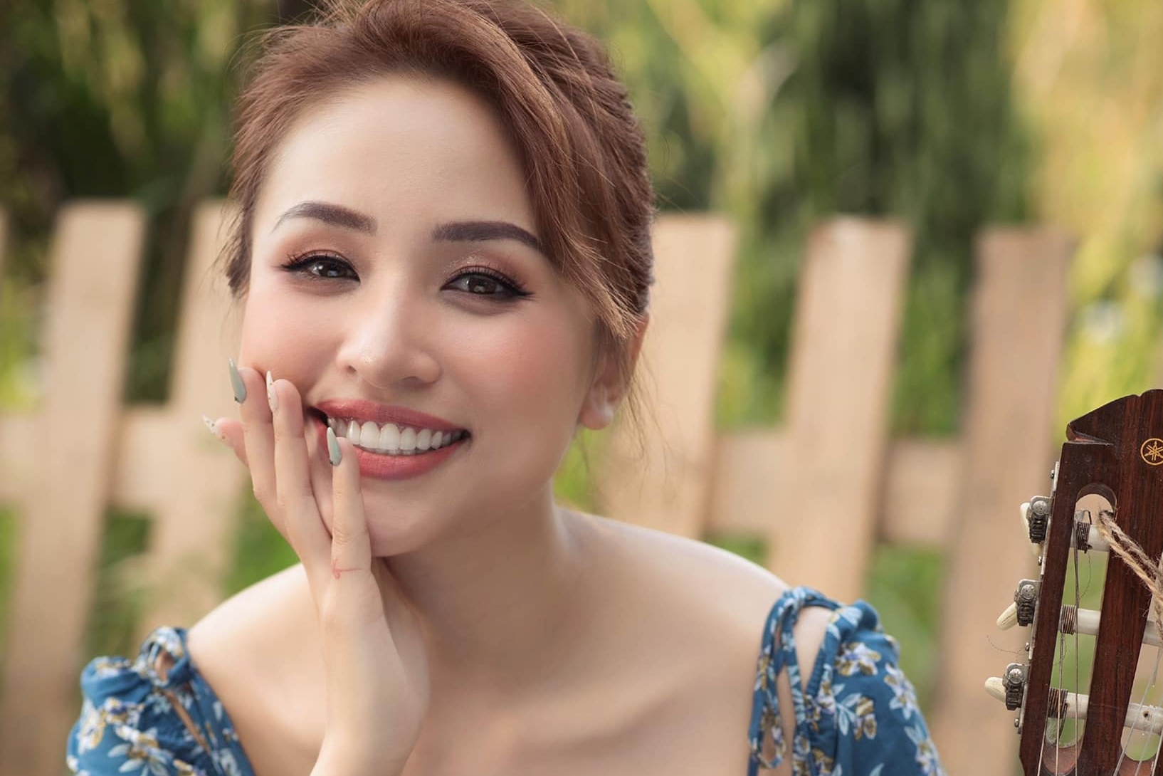 Van Hugo chia se khoanh khac ben ban trai hinh anh