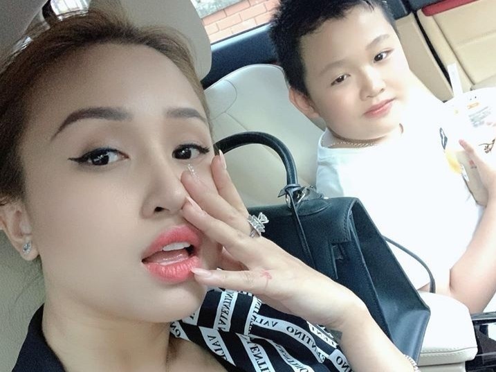 Van Hugo va con trai chuyen vao TP.HCM song hinh anh