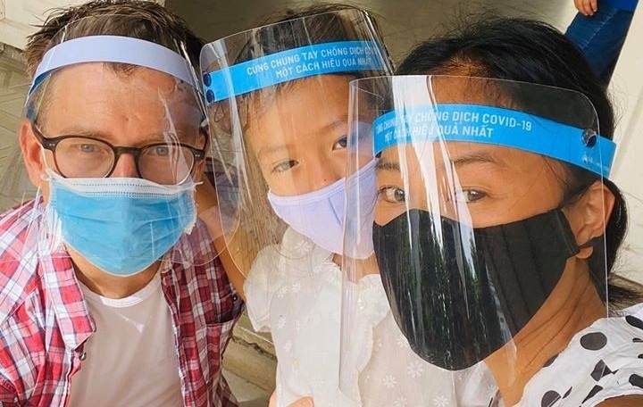 Gia dinh ca si Doan Trang xet nghiem Covid-19 hinh anh