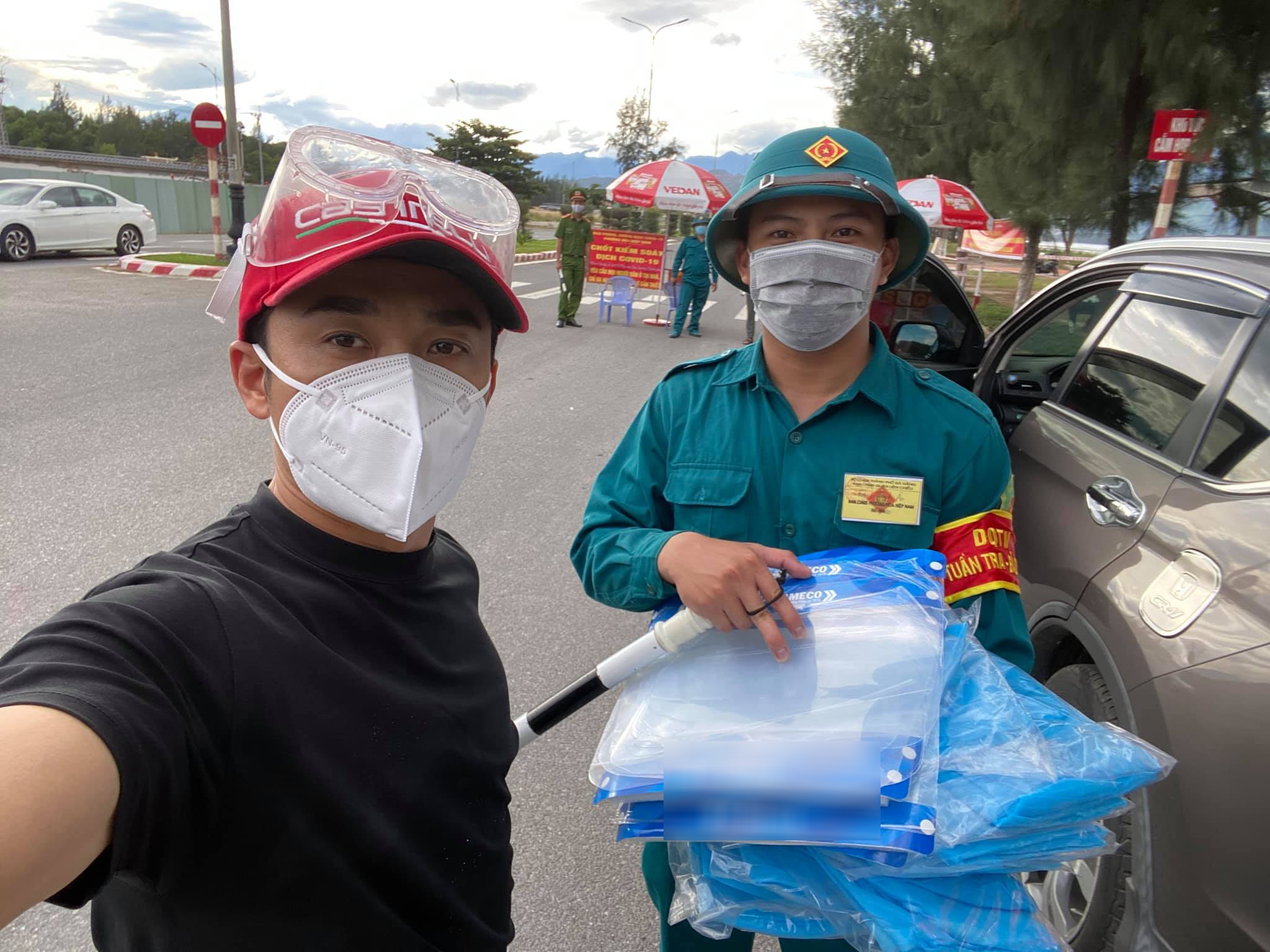 Hoa hau Tieu Vy ung ho chong dich anh 2