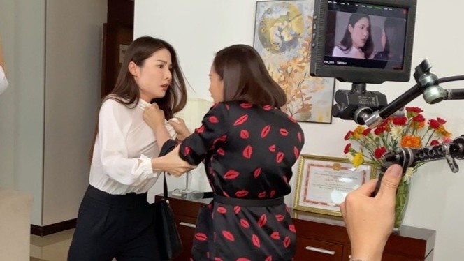 Hau truong canh La Thanh Huyen danh ghen trong phim hinh anh